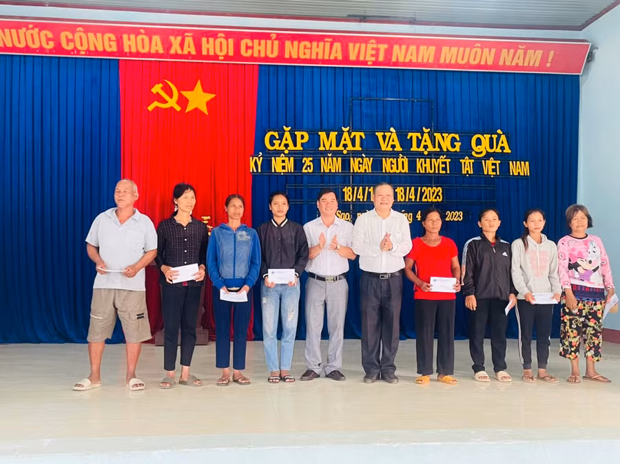 Đại diện UBND thị xã, Hội Bảo trợ Người khuyết tật và trẻ mồ côi thị xã Ayun Pa trao quà cho người khuyết tật tại xã Ia Sao. Ảnh: Vũ Chi