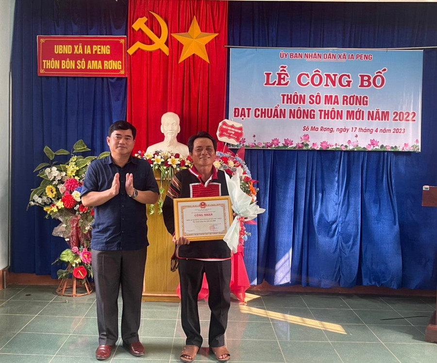Phó Chủ tịch UBND huyện Phú Thiện Nguyễn Anh Tuấn (bìa trái) trao quyết định công nhận đạt chuẩn nông thôn mới cho cán bộ và nhân dân thôn Sô Ma Rơng. Ảnh: Vũ Chi