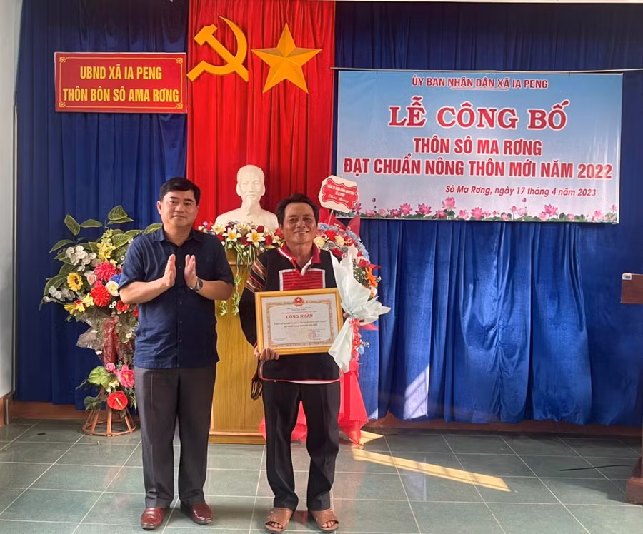 Phó Chủ tịch UBND huyện Phú Thiện Nguyễn Anh Tuấn (bìa trái) trao quyết định công nhận đạt chuẩn nông thôn mới cho cán bộ và nhân dân thôn Sô Ma Rơng. Ảnh: Vũ Chi