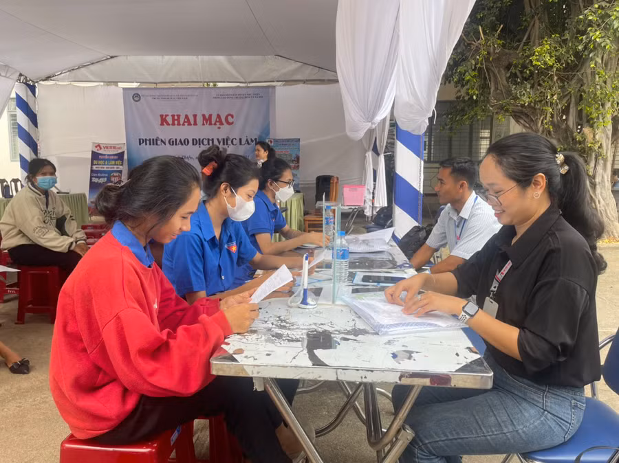 Người lao động có nhu cầu học nghề, tìm kiếm việc làm được tư vấn trực tiếp tại phiên giao dịch việc làm. Ảnh: Vũ Chi