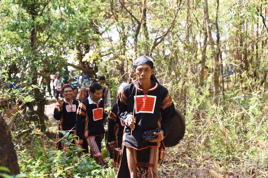 Ông Siu Phơ dẫn đầu đoàn người rước lễ cúng lên đỉnh núi thần Chư Tao Yang để cầu mưa. Ảnh: Đức Thụy
