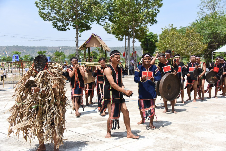 Tiết mục thi diễn tấu cồng chiêng tại lễ hội cầu mưa. Ảnh: Đức Thụy Tiết mục thi diễn tấu cồng chiêng tại lễ hội cầu mưa. Ảnh: Đức Thụy