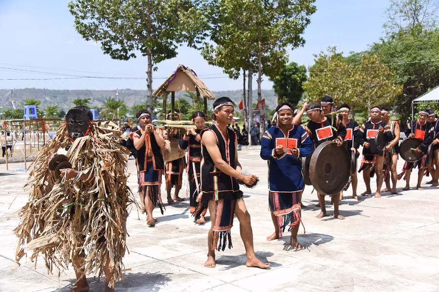 Tiết mục thi diễn tấu cồng chiêng tại lễ hội cầu mưa. Ảnh: Đức Thụy Tiết mục thi diễn tấu cồng chiêng tại lễ hội cầu mưa. Ảnh: Đức Thụy
