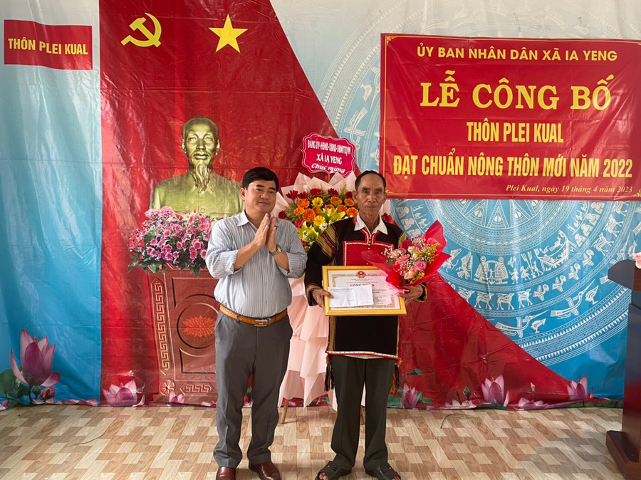 Phó Chủ tịch UBND huyện Nguyễn Anh Tuấn trao quyết định công nhận đạt chuẩn nông thôn mới cho cán bộ và Nhân dân thôn Plei Kual. Ảnh: Vũ Chi Phó Chủ tịch UBND huyện Nguyễn Anh Tuấn trao quyết định công nhận đạt chuẩn nông thôn mới cho cán bộ và Nhân dân thôn Plei Kual. Ảnh: Vũ Chi