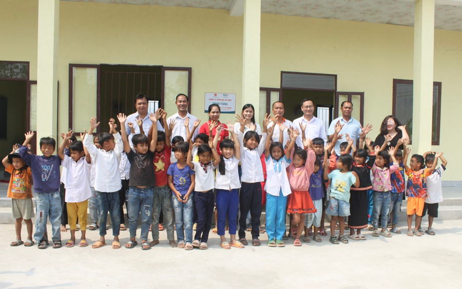 Niềm vui của các em học sinh Trường tiểu học Lý Tự Trọng (điểm trường thôn Mơ Nai Trang, xã Ia Piar) bên dãy phòng học mới. Ảnh: Vũ Chi Niềm vui của các em học sinh Trường tiểu học Lý Tự Trọng (điểm trường thôn Mơ Nai Trang, xã Ia Piar) bên dãy phòng học mới. Ảnh: Vũ Chi