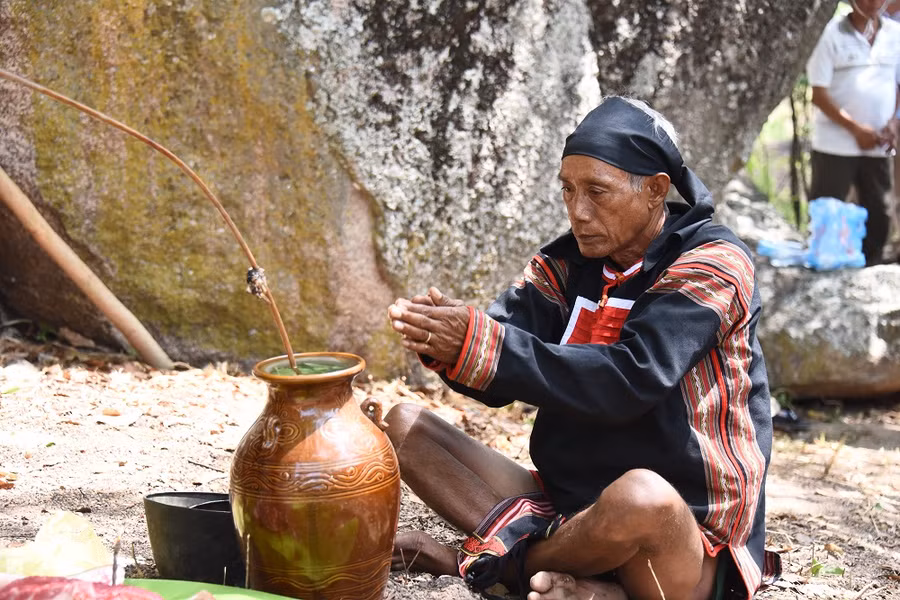 Ông Siu Phơ (phụ tá của ông Rah Lan Hieo-phụ tá đời Vua Lửa thứ 14) thực hiện nghi thức cúng cầu mưa. Ảnh: Đức Thụy Ông Siu Phơ (phụ tá của ông Rah Lan Hieo-phụ tá đời Vua Lửa thứ 14) thực hiện nghi thức cúng cầu mưa. Ảnh: Đức Thụy