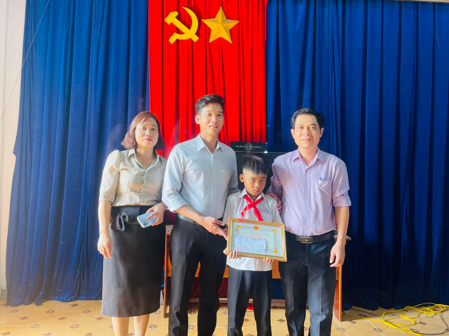 UBND xã Kim Tân tuyên dương, khen thưởng đột xuất cho em Kpă Nguyên: Ảnh: Vũ Chi UBND xã Kim Tân tuyên dương, khen thưởng đột xuất cho em Kpă Nguyên: Ảnh: Vũ Chi