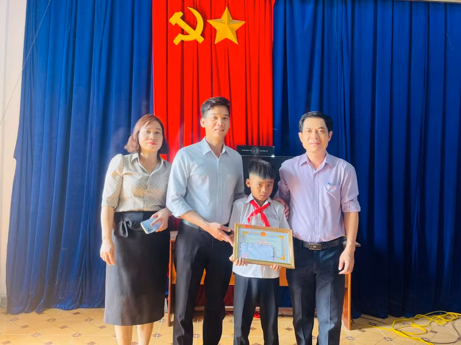 UBND xã Kim Tân tuyên dương, khen thưởng đột xuất cho em Kpă Nguyên: Ảnh: Vũ Chi