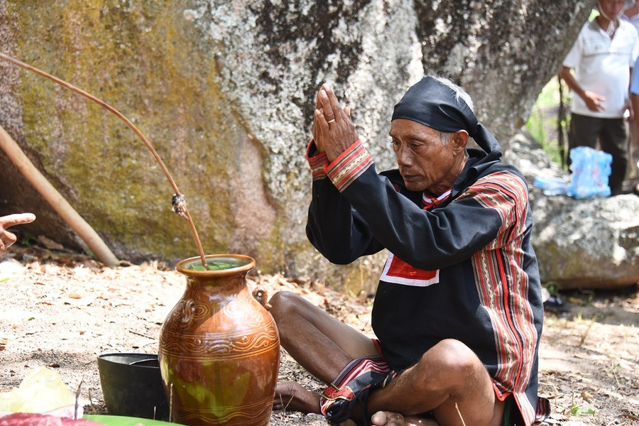 Ông Siu Phơ thực hiện nghi thức cúng cầu mưa trên đỉnh núi thần Chư Tao Yang. Ảnh: Đức Thụy Ông Siu Phơ thực hiện nghi thức cúng cầu mưa trên đỉnh núi thần Chư Tao Yang. Ảnh: Đức Thụy
