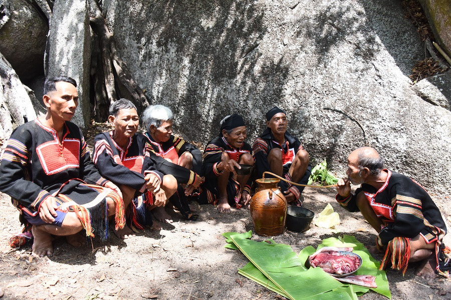 Thầy cúng cùng các già làng, người uy tín cùng uống rượu ghè chung vui sau lễ cúng. Ảnh: Đức Thụy Thầy cúng cùng các già làng, người uy tín cùng uống rượu ghè chung vui sau lễ cúng. Ảnh: Đức Thụy
