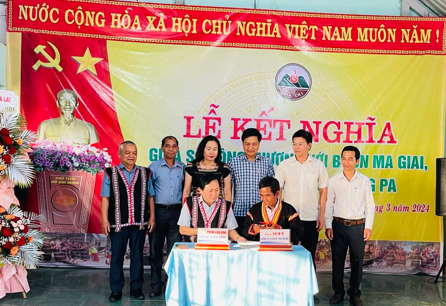 Đại diện 2 đơn vị ký kết biên bản kết nghĩa. Ảnh: Vũ Chi