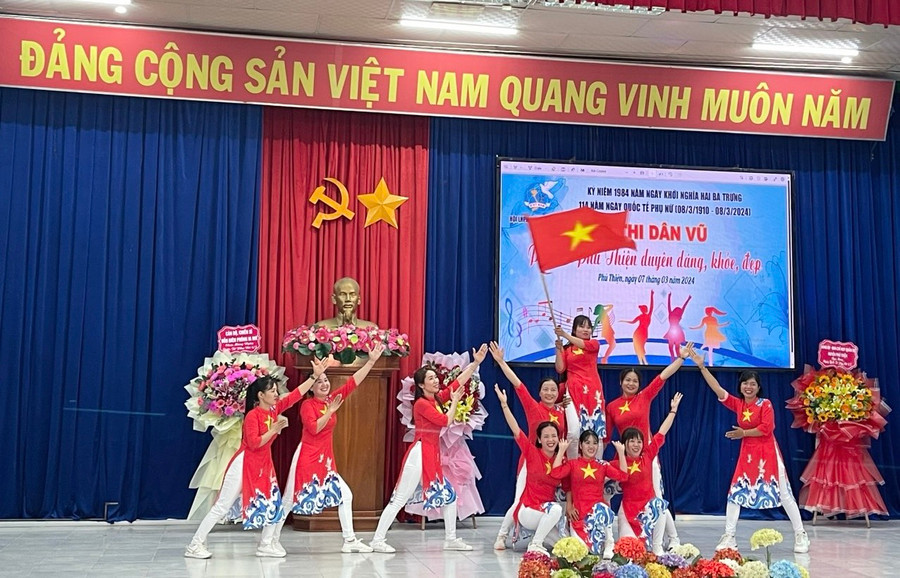 Phần thi dân vũ của Hội LHPN xã Chư A Thai tại hội thi. Ảnh: Vũ Chi Phần thi dân vũ của Hội LHPN xã Chư A Thai tại hội thi. Ảnh: Vũ Chi