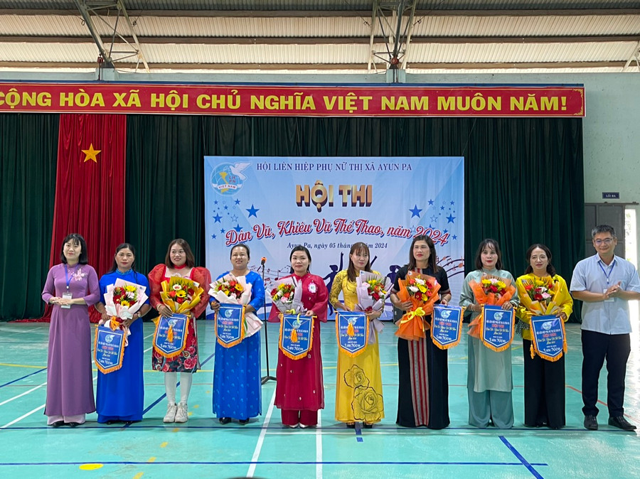 Ban tổ chức trao cờ lưu niệm cho các đội tham gia hội thi. Ảnh: Vũ Chi Ban tổ chức trao cờ lưu niệm cho các đội tham gia hội thi. Ảnh: Vũ Chi