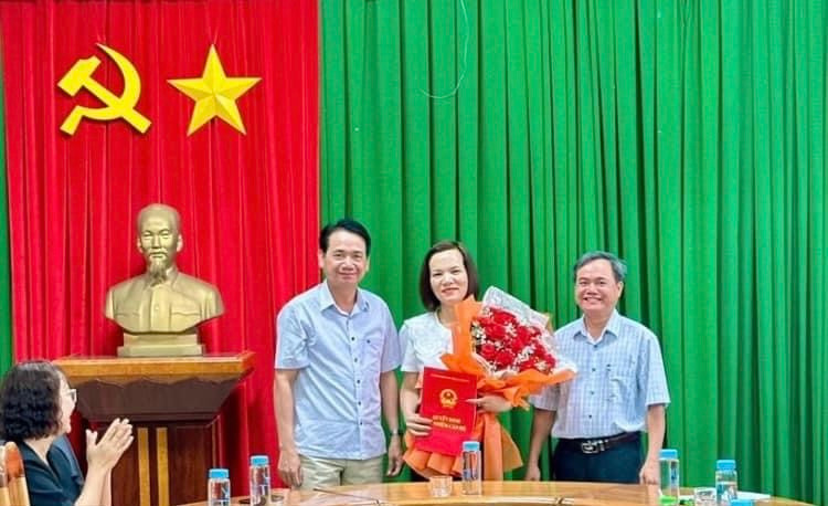 Phó Chủ tịch HĐND thị xã Mai Thế Phụng (bìa trái) và Phó Chủ tịch UBND thị xã Đặng Xuân Toàn (bìa phải) trao quyết định và tặng hoa chúc mừng tân Chánh Văn phòng HĐND-UBND thị xã. Ảnh: Nguyễn Sang