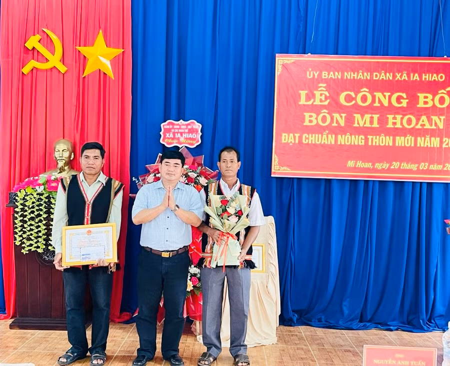 Phó Chủ tịch UBND huyện Phú Thiện Nguyễn Anh Tuấn tặng giấy khen cho tập thể cán bộ và Nhân dân bôn Mi Hoan có nhiều đóng góp trong xây dựng NTM năm 2023. Ảnh: Vũ Chi