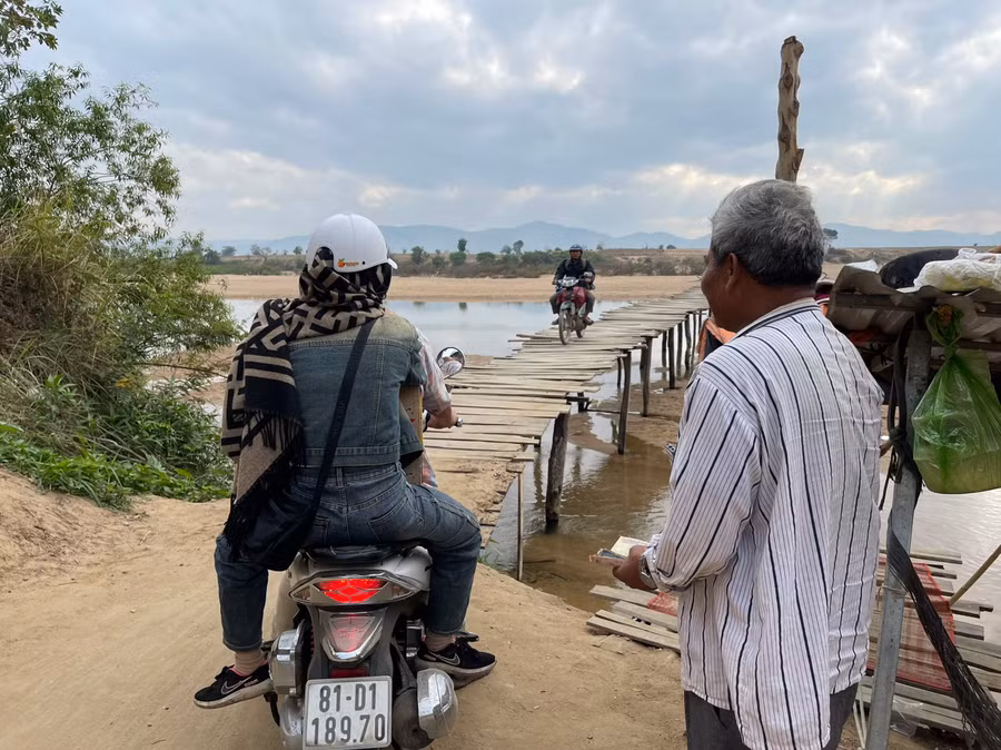 Ông Ksor Yan luôn dõi theo mỗi lượt người, phương tiện qua sông để đảm bảo an toàn. Ảnh: Vũ Chi