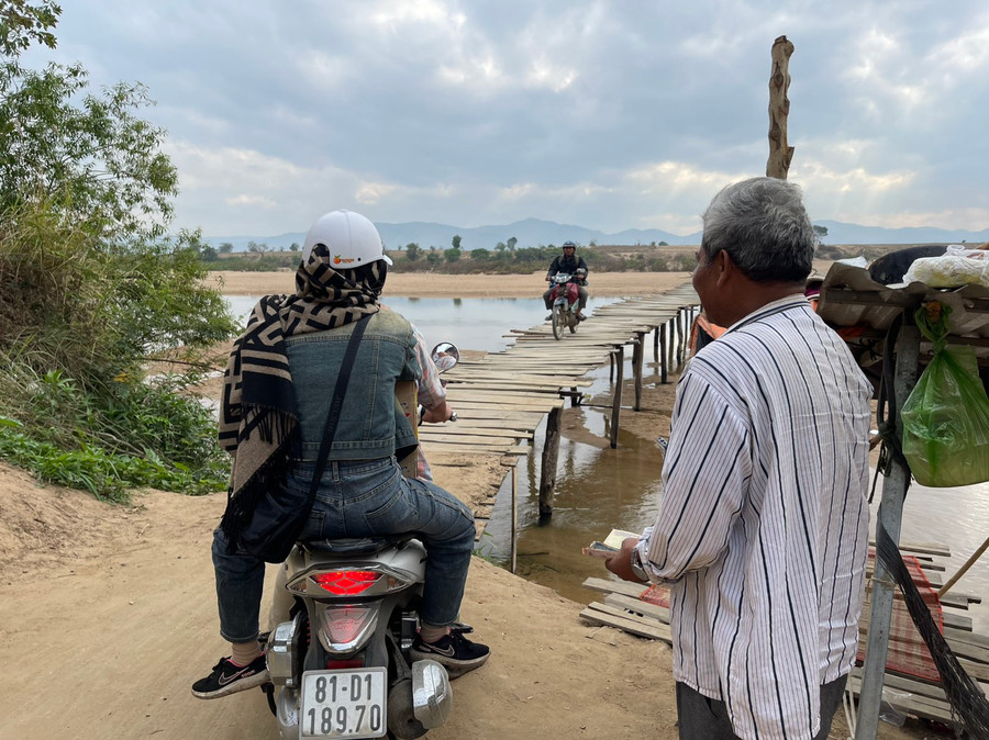 Ông Ksor Yan luôn dõi theo mỗi lượt người, phương tiện qua sông để đảm bảo an toàn. Ảnh: Vũ Chi Ông Ksor Yan luôn dõi theo mỗi lượt người, phương tiện qua sông để đảm bảo an toàn. Ảnh: Vũ Chi