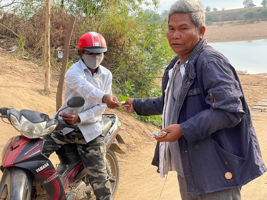 Ông Ksor Yan (bìa phải) đã có gần 10 năm làm cầu bắc qua sông Ba giúp bà con đi lại thuận tiện hơn. Ảnh: Vũ Chi Ông Ksor Yan (bìa phải) đã có gần 10 năm làm cầu bắc qua sông Ba giúp bà con đi lại thuận tiện hơn. Ảnh: Vũ Chi