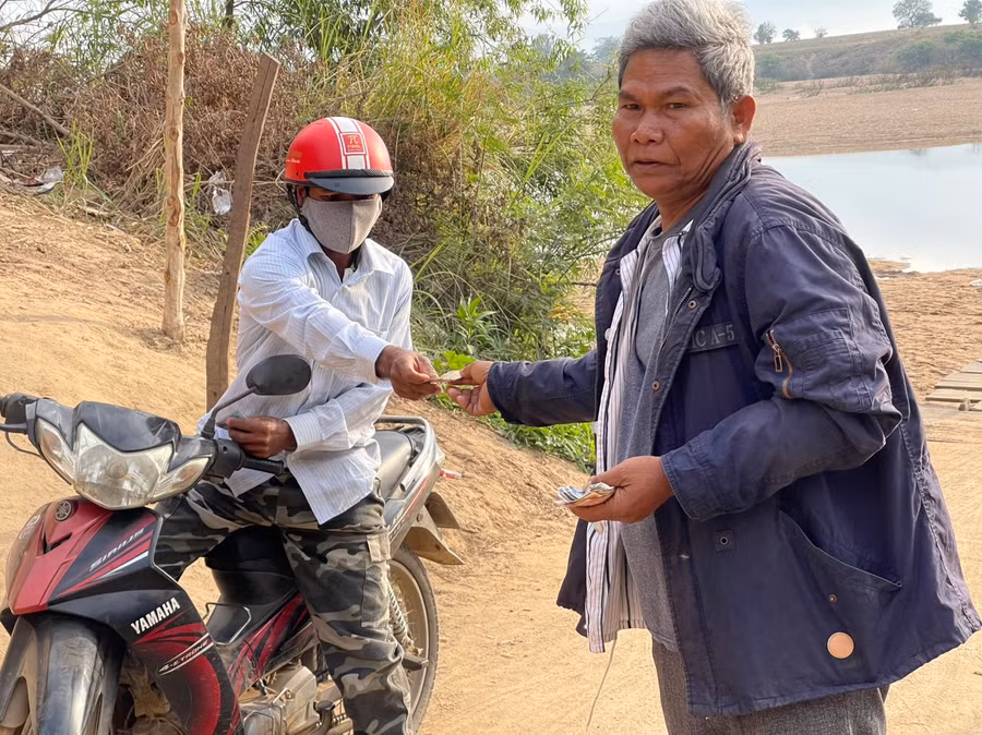 Ông Ksor Yan (bìa phải) đã có gần 10 năm làm cầu bắc qua sông Ba giúp bà con đi lại thuận tiện hơn. Ảnh: Vũ Chi