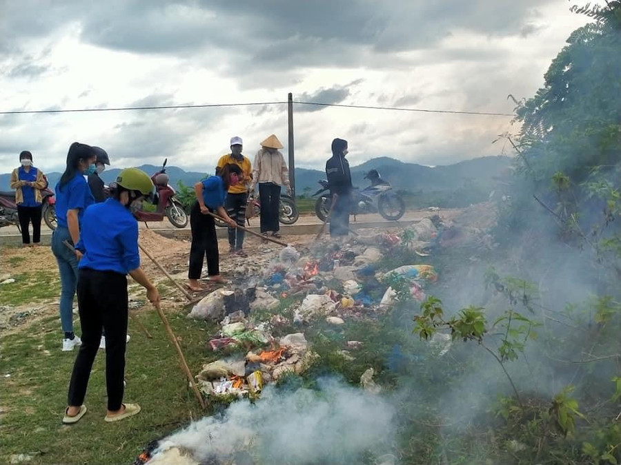Việc vứt rác thải bừa bãi gây nhiều khó khăn cho công tác thu gom, xử lý. Ảnh: Vũ Chi Việc vứt rác thải bừa bãi gây nhiều khó khăn cho công tác thu gom, xử lý. Ảnh: Vũ Chi