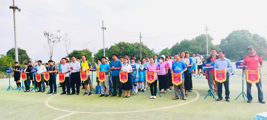 Ban tổ chức trao cờ lưu niệm cho các cụm Công đoàn tham gia giải. Ảnh: Quang Ngọc