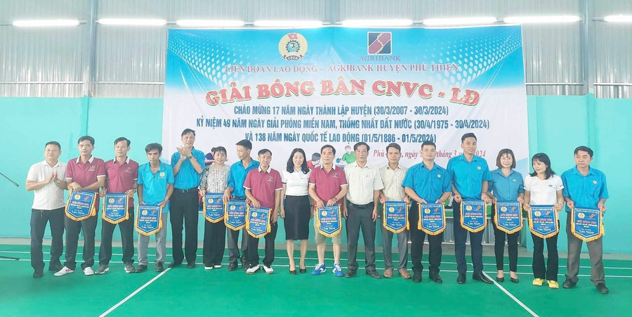 Ban tổ chức trao cờ lưu niệm cho các cụm thi đua. Ảnh: Lê Tám Ban tổ chức trao cờ lưu niệm cho các cụm thi đua. Ảnh: Lê Tám