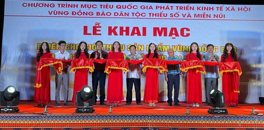 Các đại biểu cắt băng khai mạc phiên chợ. Ảnh: Vũ Chi Các đại biểu cắt băng khai mạc phiên chợ. Ảnh: Vũ Chi