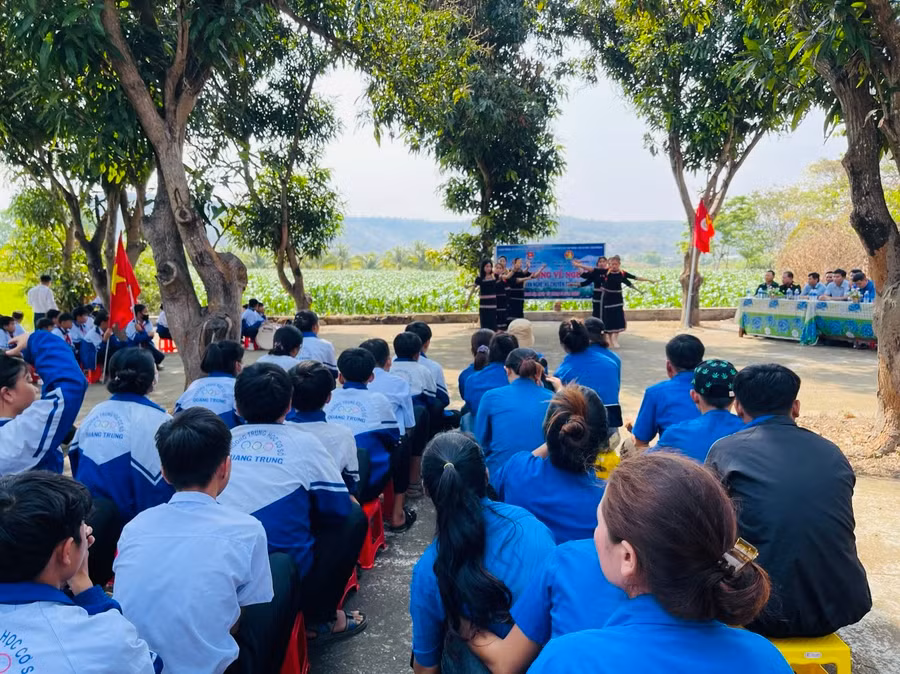 Hoạt động về nguồn thu hút hơn 100 đoàn viên, thanh niên, học sinh tham gia. Ảnh: Vũ Chi