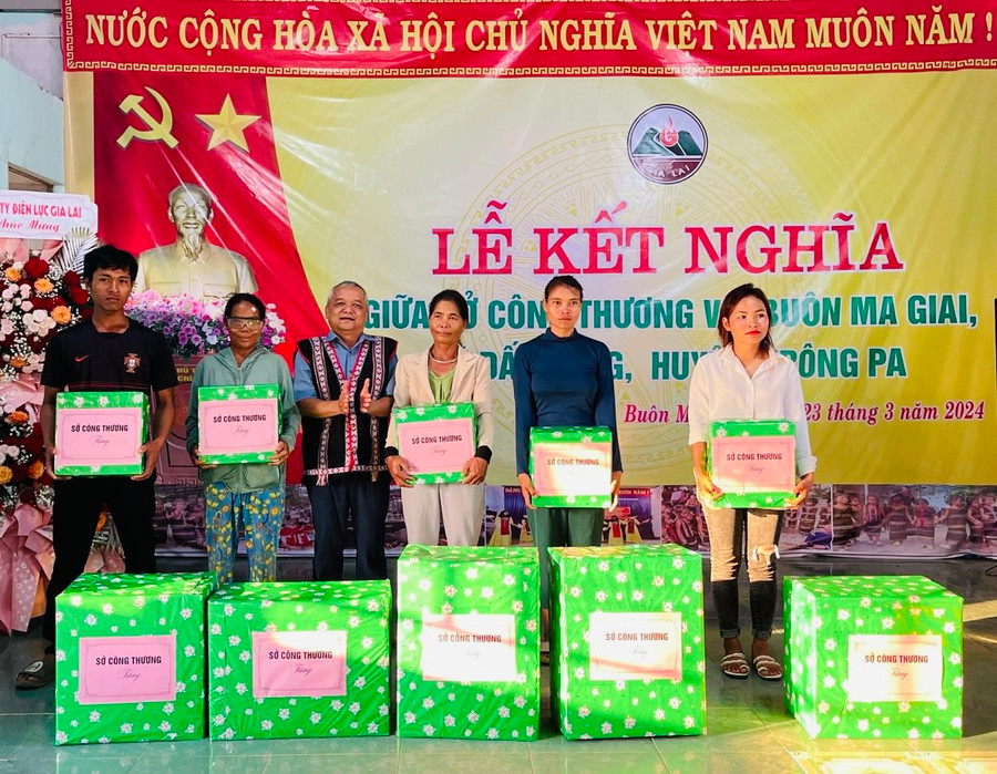Lãnh đạo Sở Công thương tặng quà cho 5 hộ nghèo của buôn Ma Giai. Ảnh: Vũ Chi