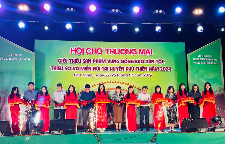 Các đại biểu cắt băng khai mạc hội chợ. Ảnh: Vũ Chi Các đại biểu cắt băng khai mạc hội chợ. Ảnh: Vũ Chi