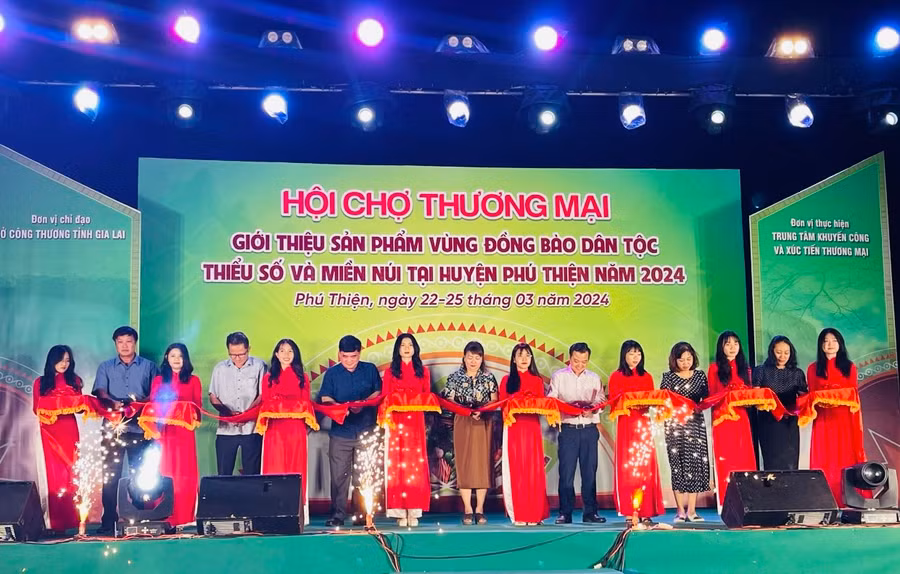 Các đại biểu cắt băng khai mạc hội chợ. Ảnh: Vũ Chi