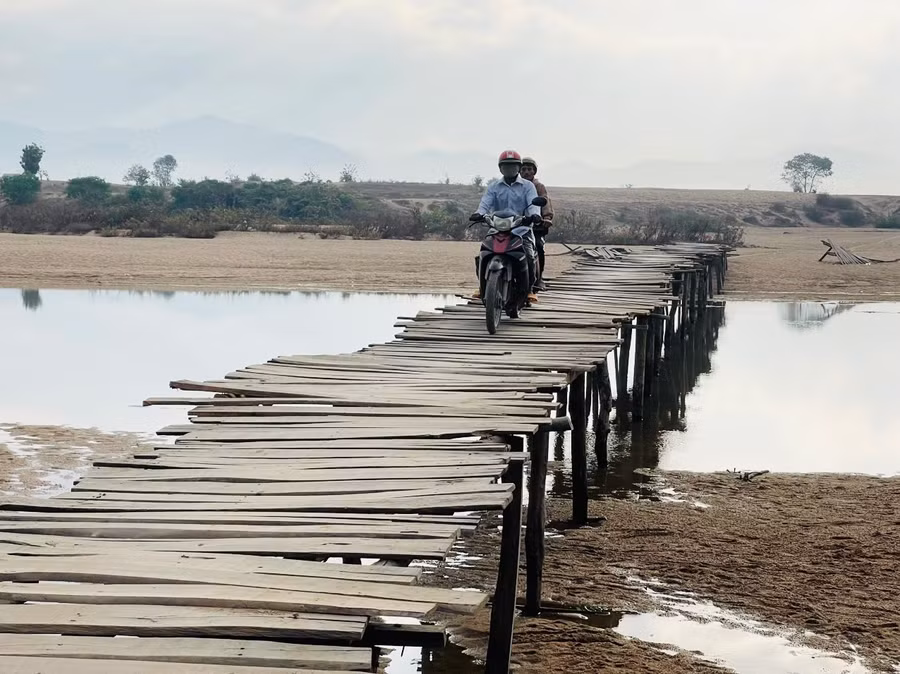 Mỗi ngày có khoảng 60 lượt người qua lại cây cầu tạm. Ảnh: Vũ Chi