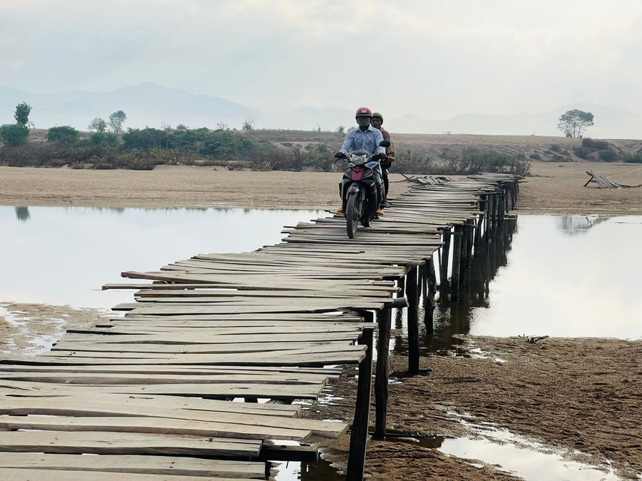 Mỗi ngày có khoảng 60 lượt người qua lại cây cầu tạm. Ảnh: Vũ Chi Mỗi ngày có khoảng 60 lượt người qua lại cây cầu tạm. Ảnh: Vũ Chi