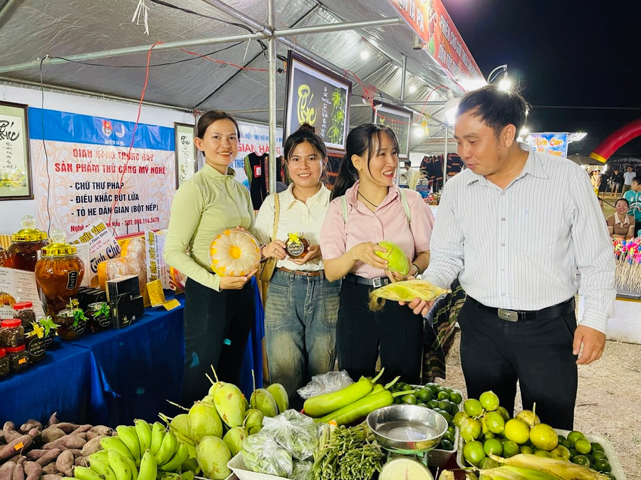 Gian hàng của Hội Nông dân huyện trưng bày nhiều nông sản đặc trưng của địa phương. Ảnh: Vũ Chi Gian hàng của Hội Nông dân huyện trưng bày nhiều nông sản đặc trưng của địa phương. Ảnh: Vũ Chi