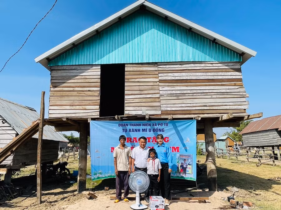 Thầy Vũ Văn Tùng phối hợp với Đoàn xã Pờ Tó trao tặng mái ấm cho em Đinh Hing. Ảnh: Vũ Chi