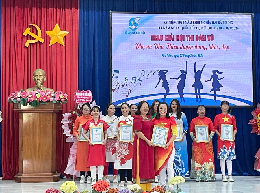 Ban tổ chức trao giải nhất cho Hội LHPN thị trấn Phú Thiện. Ảnh: Vũ Chi Ban tổ chức trao giải nhất cho Hội LHPN thị trấn Phú Thiện. Ảnh: Vũ Chi