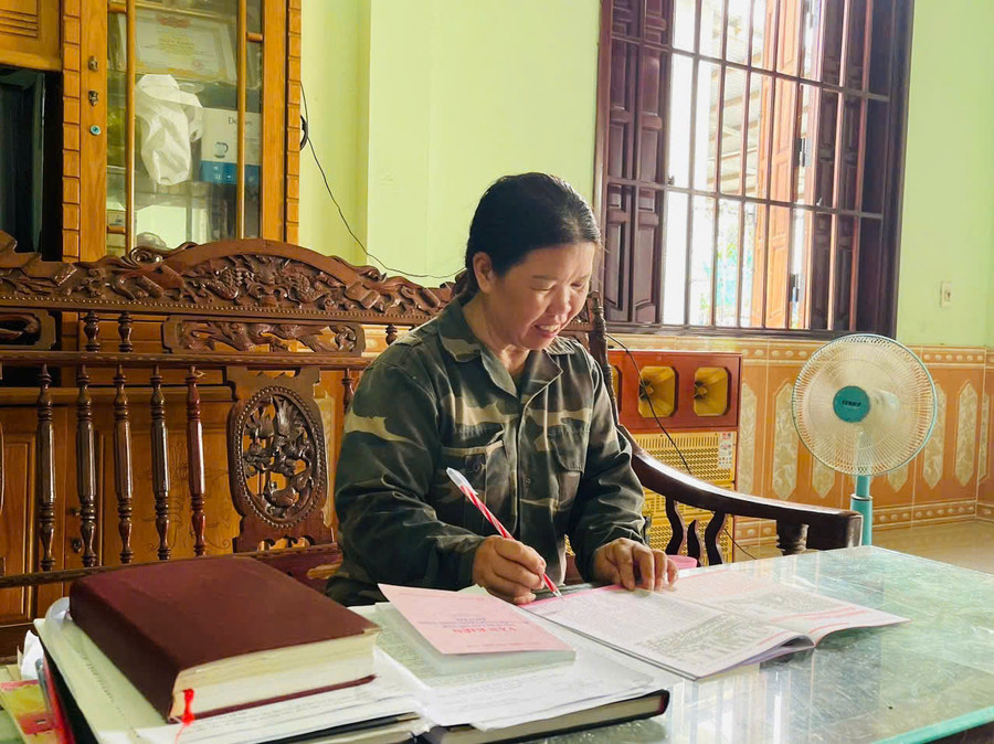 Bà Miền tích cực học tập, nghiên cứu các văn bản, chỉ thị của cấp trên để triển khai công việc đạt hiệu quả. Ảnh: Vũ Chi