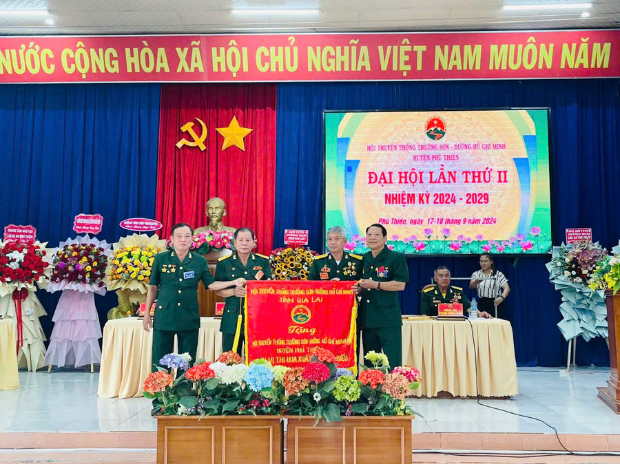 Hội truyền thống Trường Sơn-đường Hồ Chí Minh huyện Phú Thiện vinh dự nhận Cờ thi đua của Hội truyền thống Trường Sơn-đường Hồ Chí Minh tỉnh. Ảnh: Vũ Chi Hội truyền thống Trường Sơn-đường Hồ Chí Minh huyện Phú Thiện vinh dự nhận Cờ thi đua của Hội truyền thống Trường Sơn-đường Hồ Chí Minh tỉnh. Ảnh: Vũ Chi