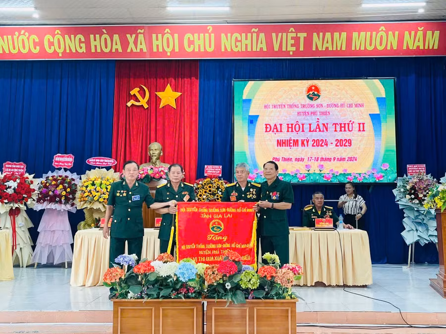 Hội truyền thống Trường Sơn-đường Hồ Chí Minh huyện Phú Thiện vinh dự nhận Cờ thi đua của Hội truyền thống Trường Sơn-đường Hồ Chí Minh tỉnh. Ảnh: Vũ Chi