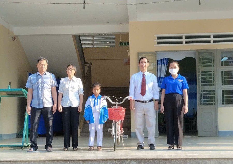 Bà Lê Thị Ngọc Trinh (thứ 2 từ trái sang, Chi hội trưởng Chi hội nông dân tổ 2, phường Cheo Reo) trao xe đạp từ nguồn quỹ mô hình &quot;Biến rác thành tiền&quot; cho học sinh nghèo. Ảnh: Vũ Chi
