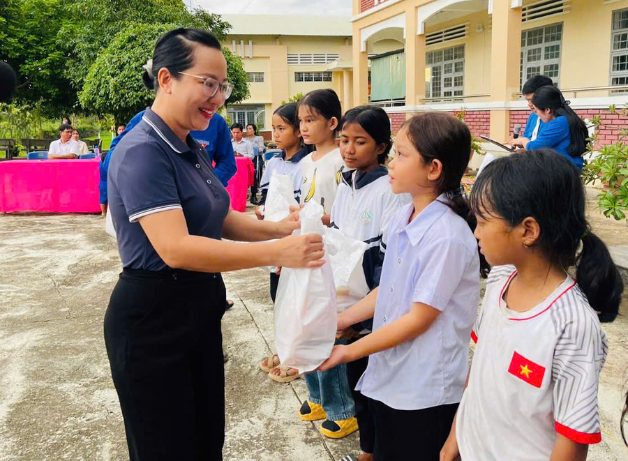Bà Ksor H'Khuyên-Phó Chủ tịch UBND thị xã Ayun Pa tặng quà các em học sinh có hoàn cảnh khó khăn nhân dịp Tết Trung thu. Ảnh: Vũ Chi Bà Ksor H'Khuyên-Phó Chủ tịch UBND thị xã Ayun Pa tặng quà các em học sinh có hoàn cảnh khó khăn nhân dịp Tết Trung thu. Ảnh: Vũ Chi
