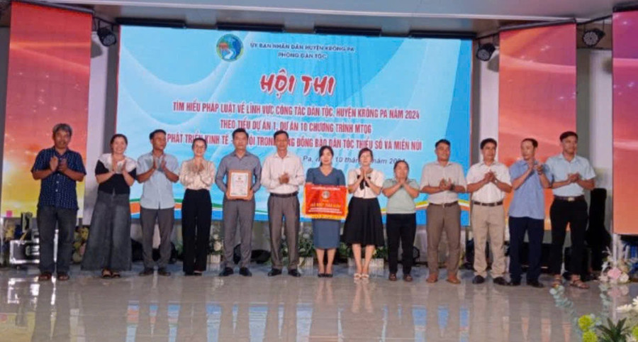 Ban tổ chức trao giải nhất toàn đoàn cho đội thi thị trấn Phú Túc. Ảnh: Nguyễn Chi Ban tổ chức trao giải nhất toàn đoàn cho đội thi thị trấn Phú Túc. Ảnh: Nguyễn Chi