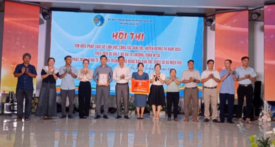 Ban tổ chức trao giải nhất toàn đoàn cho đội thi thị trấn Phú Túc. Ảnh: Nguyễn Chi