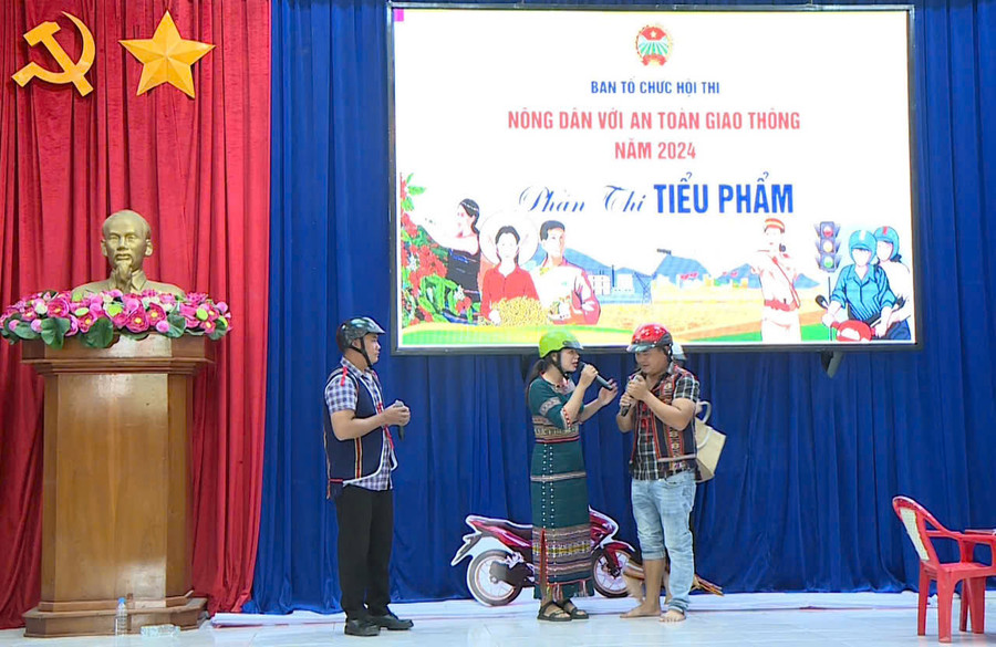 Tiểu phẩm tại Hội thi &quot;Nông dân với an toàn giao thông&quot; được các đội thi dàn dựng công phu. Ảnh: Bảo Anh