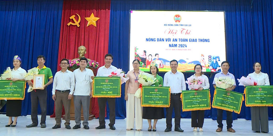 Ban tổ chức trao giải cho các đội tham gia Hội thi Nông dân với an toàn giao thông. Ảnh: Bảo Anh