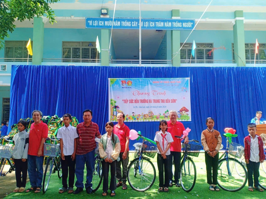 Huyện Đoàn Ia Pa phối hợp tổ chức chương trình “Tiếp sức đến trường và Trung thu sớm” cho các em học sinh Trường Tiểu học và THCS Quang Trung (xã Ia Broăi). Ảnh: Vũ Chi