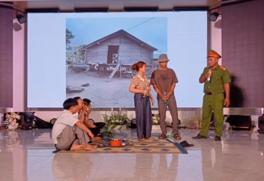 Phần thi tiểu phẩm tại hội thi tìm hiểu pháp luật về lĩnh vực công tác dân tộc thể hiện kỹ năng của các tuyên truyền viên. Ảnh: Nguyễn Chi