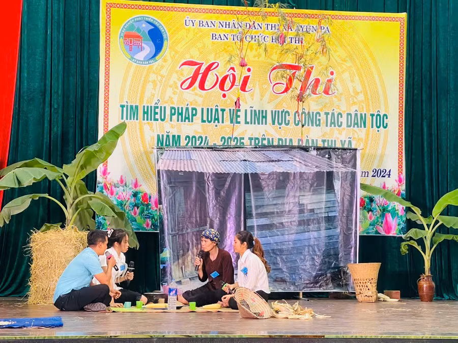 Phần thi tiểu phẩm tuyên truyền của đội thi phường Cheo Reo tại hội thi tìm hiểu pháp luật về lĩnh vực công tác dân tộc. Ảnh: Vũ Chi