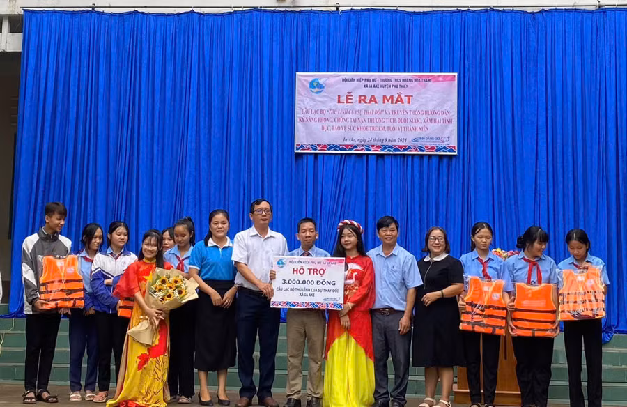 Ra mắt Câu lạc bộ Thủ lĩnh của sự thay đổi tại Trường THCS Hoàng Hoa Thám. Ảnh: V.C Ra mắt Câu lạc bộ Thủ lĩnh của sự thay đổi tại Trường THCS Hoàng Hoa Thám. Ảnh: V.C