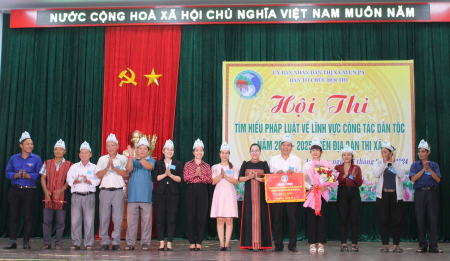 Ban tổ chức trao giải nhất toàn đoàn hội thi tìm hiểu pháp luật về lĩnh vực công tác dân tộc cho đội thi phường Hòa Bình. Ảnh: Vũ Chi Ban tổ chức trao giải nhất toàn đoàn hội thi tìm hiểu pháp luật về lĩnh vực công tác dân tộc cho đội thi phường Hòa Bình. Ảnh: Vũ Chi